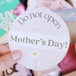 🤸‍♂️🤸‍♀️ Personality packed gift boxes for your Mum, filled to the brim with the cutest, yummiest, most thoughtful Mother's Day gift ideas you'll ever need! 
Book your delivery early & don't worry - she will be under strict instructions not to open till her special day! 🔒🩷

#mothersdaygifts
#mothersdaygiftboxes 
#Perthgifts 
#perthgiftdelivery
#giftsaustralia 
#giftssydney 
#giftsmelbourne 
#gifthampers
#giftdelivery