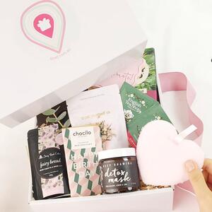 One of our clever customers just nailed it with this beautiful Create Your Own Gift box π« that's the magic of custom Gifting - you get to build something just right for your special someone.  Pick their fave treats, pamper boys, snacks, sips or sweet little keepsakes.  There is so much to select from. π 
#createyourowngiftbox
#giftbetter
#gifthampersaustralia 
#gifthampersperth fthampersperth